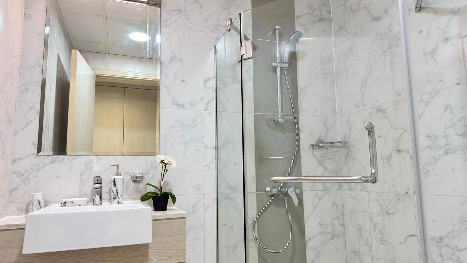 Cozy 1 Bedroom Apartment At Afnan 2 Dubai